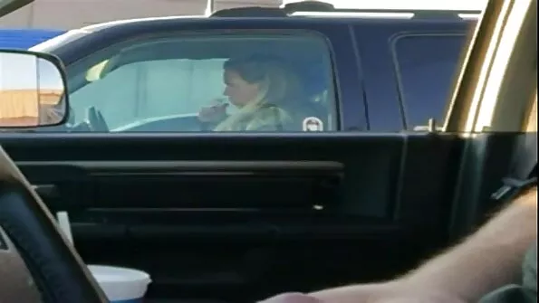 Blond keppib oma poiss-sõbraga kaamera ees, et saata video porno castingule.