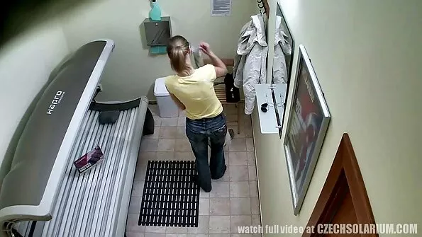 Masseerib oskuslikult pika peenisega latina tuppe.