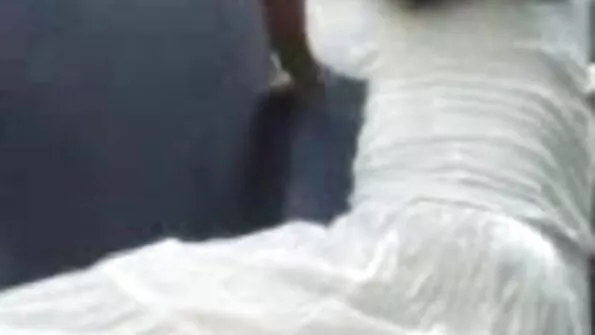Kutt keppib armsat Aasia tüdrukut kitsas sitapeas ja kumab suhu.