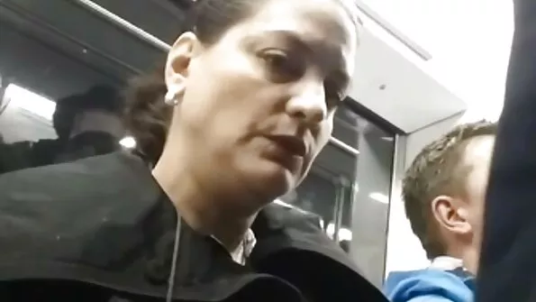 Neegril on õnn sukelduda kahe rinnaka blondiini kiisu sisse.