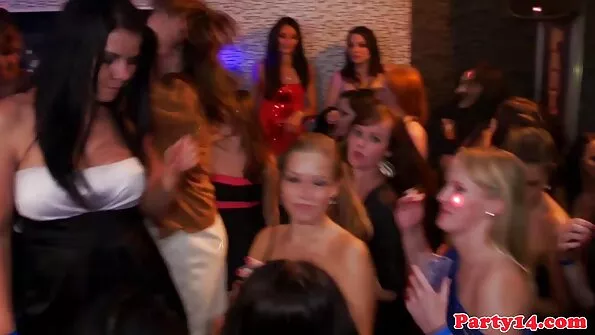 vulgaarne õde lakkus glamuurse tüdruku kiisu ja keputas teda ja ta poiss-sõpra.