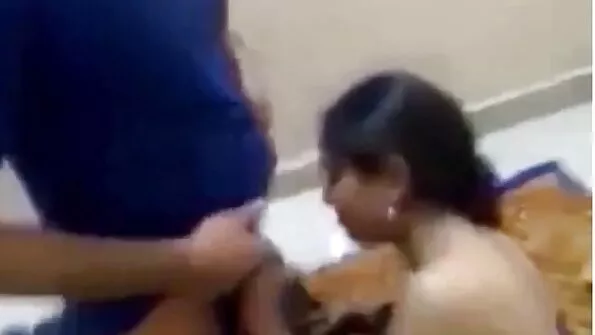 Õnnelik noormees saab MILF sügavale tuppe.