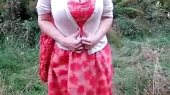 Voodis naine üritab imeda.