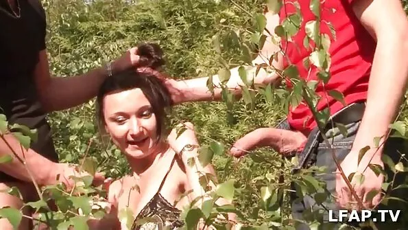 Kõhn neiu sadulas vulgaarse musta mehe tohutu peenise.
