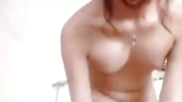Kuum tüdruk saduldas tugeva musta mehe tohutu peenise.
