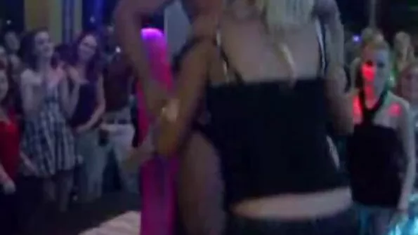 Kolm luksuslikku glamuuritüdrukut harrastavad õrna lesbi seksi.