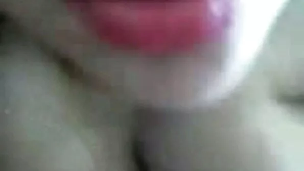 Pikakasvuline lühikeste juustega MILF imeb oskuslikult.