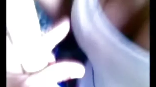 Noor Latina pistis dildo MILF'i mütsi sisse ja lakkus oma klitorit