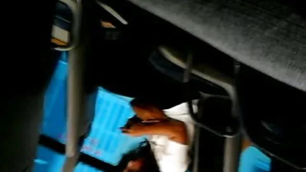 Pikkade jalgadega prostituut keppib kolme mustanahalisega.
