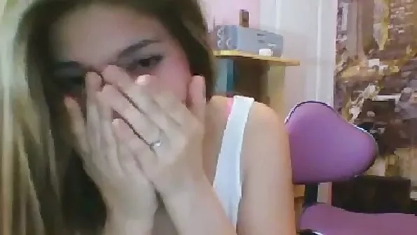 Ta petab rõõmsalt oma mehe Musta labürindi sõbraga.