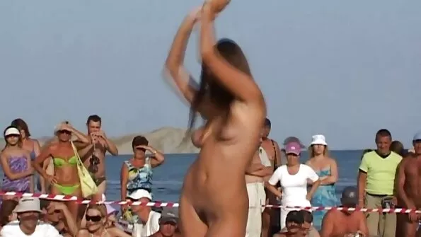 Päevitatud turist kepsleb rannas oma kallimaga.