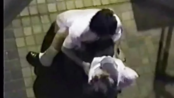 Kuum brünett mahlase perse kuradi suurepäraselt.