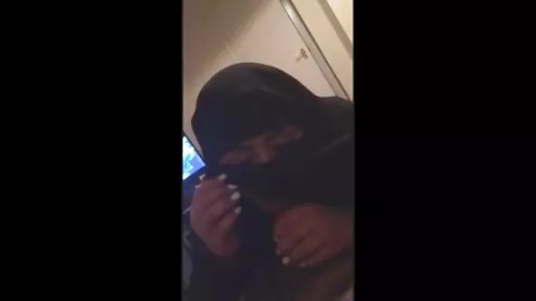 Armas beebi imeb osavalt riista ja sõidab poiss-sõbra riistaga.