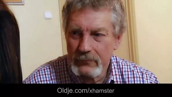 Halvanud õpetaja võrgutas õpilast ja keputas poisi laua peal.